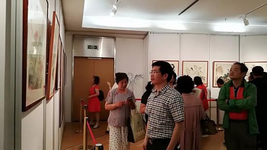 鼓楼区政协书画协会秘书长徐仲芳先生观展