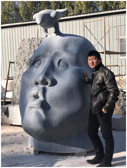 作者和雕塑作品《人与鸟》合影