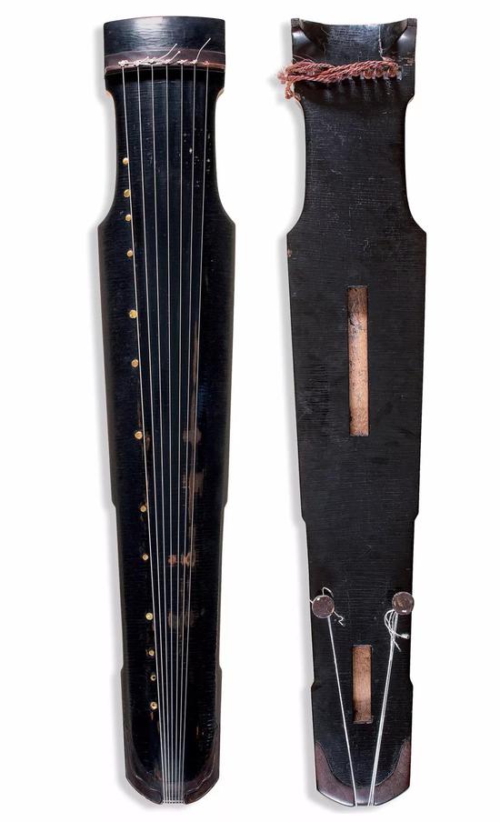 宋 仲尼式古琴 通长:123.3 cm 肩宽:21.6 cm 尾宽:14.6 cm 成交价:RMB 7,820,000