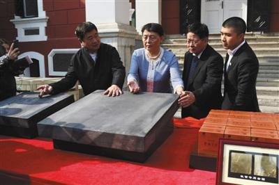 昨日,故宫博物院院长单霁翔向嘉宾介绍金砖。 新京报记者 浦峰 摄