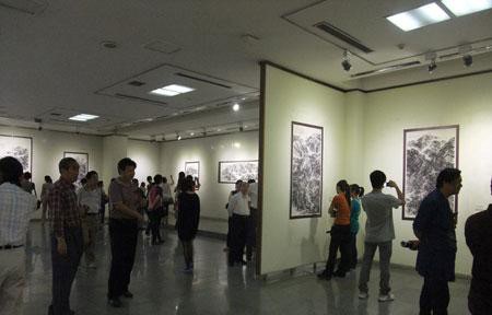 　石家庄观众参观画展