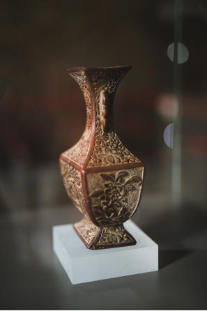 《瓶》 铁胎雕漆 清代 (展陈于纯阳殿)