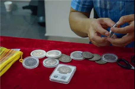 张先生收藏的银元均被鉴宝专家判定为假币