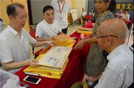 老人家带来藏品第三套、四套和五套人民币