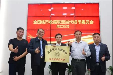 石肖岩主席与叶涛先生（左一）、丁建南先生（右二）、杜军先生（右一）共同为江则昊会长授牌