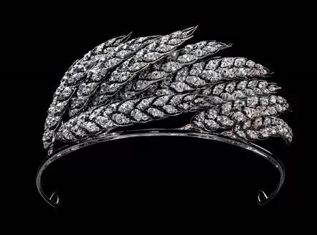 wheatsheaf钻冕设计灵感来自神话中的丰收女神刻瑞斯（ceres），整体由9枝斜倚的麦秆构成起伏的麦浪，共镶有总重60ct的钻石。