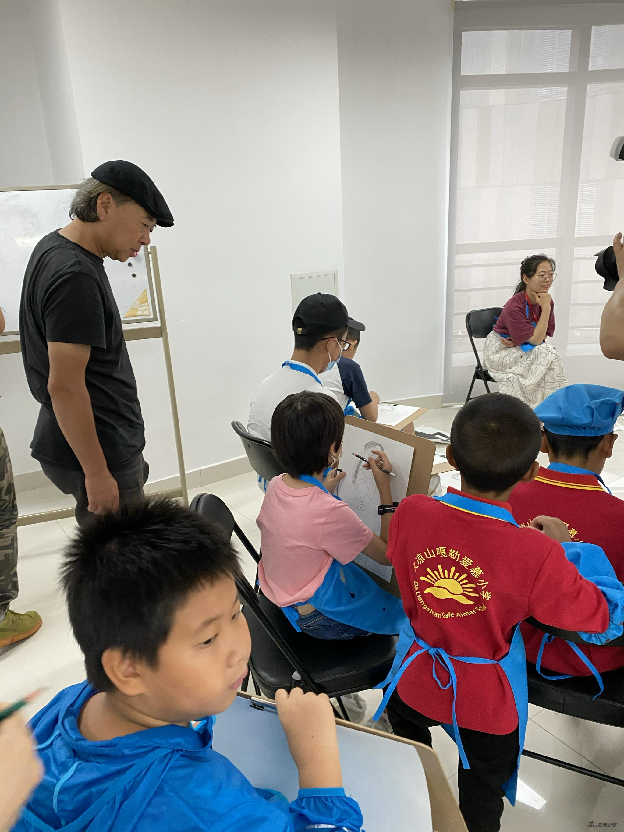 中国人民大学艺术学院绘画系王家增老师在课堂指导孩子们人物写生
