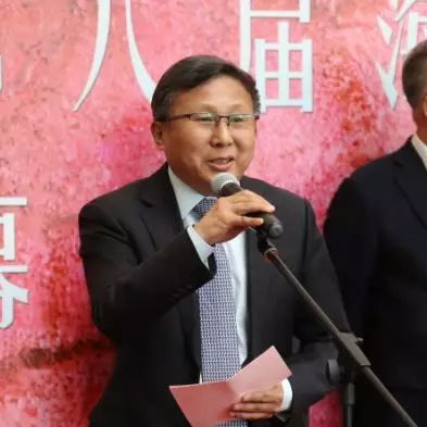 画家代表陈逸鸣致辞