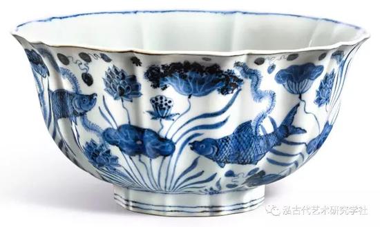 明 宣德 景德镇窑 青花鱼藻纹十棱葵口大碗 侧视多图 香港Sotheby‘s 2017春 “鱼豫幽蓝”专场 Lot:101