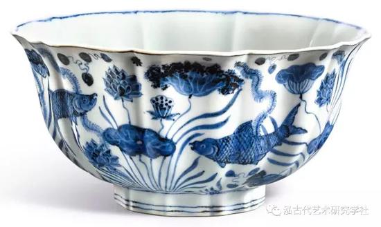 　　明 宣德 景德镇窑 青花鱼藻纹十棱葵口大碗 侧视多图 香港Sotheby‘s 2017春 “鱼豫幽蓝”专场 Lot：101