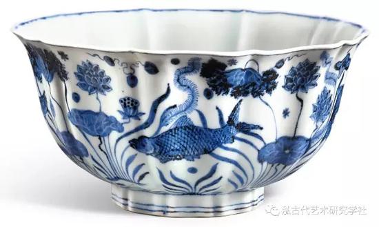 　　明 宣德 景德镇窑 青花鱼藻纹十棱葵口大碗 侧视多图 香港Sotheby‘s 2017春 “鱼豫幽蓝”专场 Lot：101