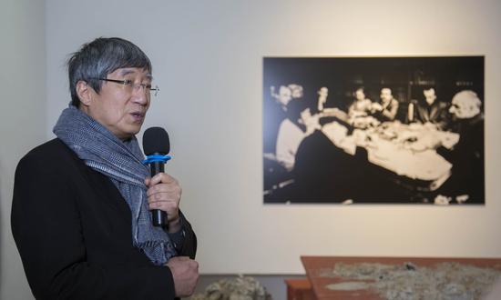 策展人费大为在卡地亚当代艺术基金会“陌生风景”展厅导览讲解