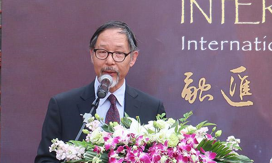 北京大学考古文博学院教授徐天进主持开幕仪式