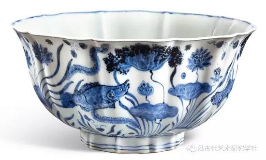 明 宣德 景德镇窑 青花鱼藻纹十棱葵口大碗 香港Sotheby‘s 2017春 “鱼豫幽蓝”专场 Lot：101