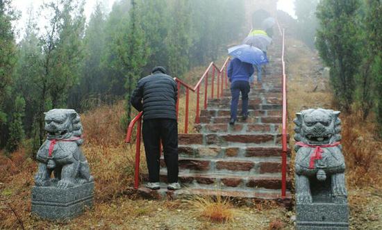 雨中孔庄村