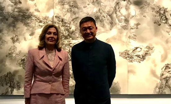 艺术家泰祥洲与吉利安·赛克勒女爵士在作品前合影