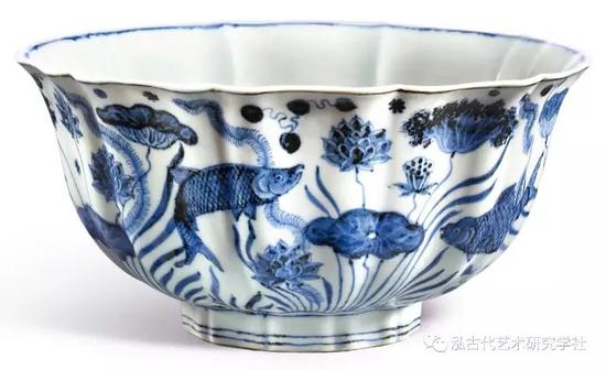明 宣德 景德镇窑 青花鱼藻纹十棱葵口大碗 侧视多图 香港Sotheby‘s 2017春 “鱼豫幽蓝”专场 Lot:101