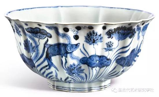 　　明 宣德 景德镇窑 青花鱼藻纹十棱葵口大碗 侧视多图 香港Sotheby‘s 2017春 “鱼豫幽蓝”专场 Lot：101