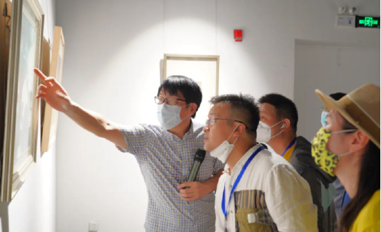 捐赠仪式结束后,栾馆长带领大家一起观展,并从绘画取材、作品构图、造型、用色等方面为大家做了详细解读。