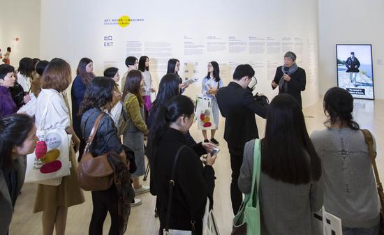 策展人费大为在卡地亚当代艺术基金会“陌生风景”展览现场为国内媒体进行导览和讲解