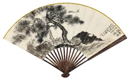 Lot506 胡佩衡（1891-1962） 书画合璧扇 　　成扇 水墨纸本、水墨泥金笺 　　辛丑（1961年）作 　　正面： 松溪清远。劲予先生方家鉴正，辛丑夏日，胡佩衡写于北京石墨居，时年七十。 钤印：冷盦 　　背面： （文略）辛丑夏，劲予先生属，佩衡。 钤印：胡佩衡 　　19×54.2 cm。 约0.93平尺