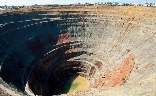 南非金伯利钻石矿坑