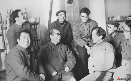1980年，中国艺术研究院院长张庚先生（前排右三）与同学们亲切交谈，前排右二为陈醉