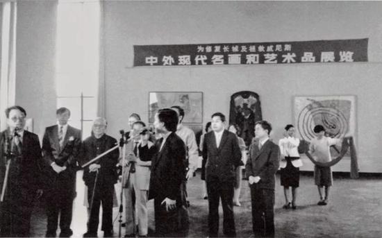 李可染（左三）在1989年“修复长城和拯救威尼斯”系列活动的现场