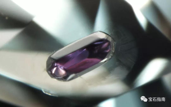 钻石中的铬镁铝榴石柘榴石晶体，放大30倍。