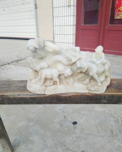 老汉买到的假古董。永富 摄