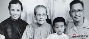 左起：外婆、老婆婆、韩宁宁、陈大羽 1964年摄于南京