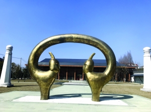 隋炀帝墓社区公园入口处的“双人首蛇身俑”雕塑