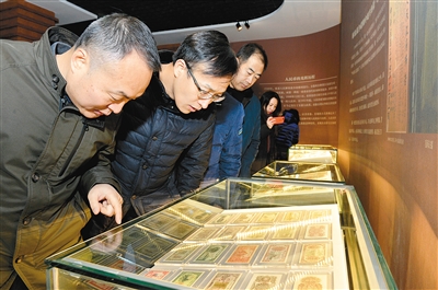 千余张(枚)货币吸引了参观者的目光。 (记者 杨力 实习生 慕琼 张艺嘉 摄)