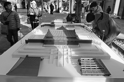 昨天，参加故宫“文化+科技”国际论坛的嘉宾在故宫数字所参观3D打印的微缩紫禁城。记者 李继辉摄