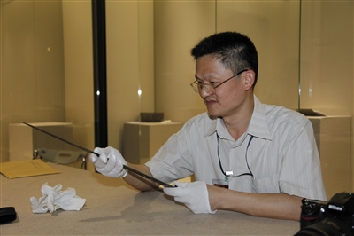 李维学手持越王勾践剑,心怀敬畏。广报全媒体记者鲍文娟 通讯员赖聪琳摄