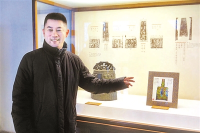 李米佳在展柜前
