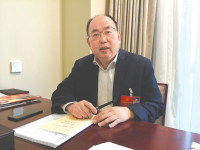 全国人大代表、四川省文联主席郑晓幸。