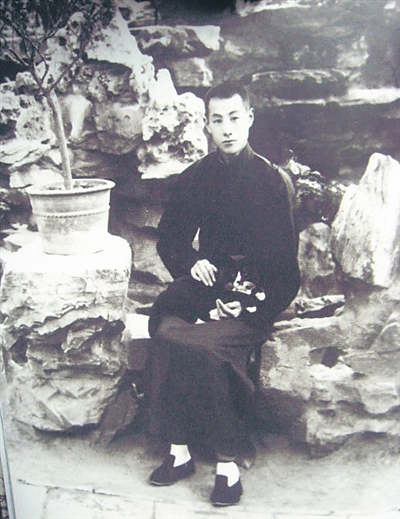 20世纪30年代张伯驹在从碧山房寓所花园留影,寓所原为李莲英旧宅,原址在今天北京西四附近,时年约32岁 。