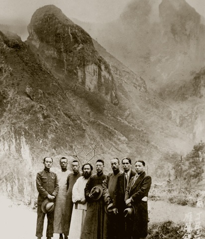 　　1937年，在雁荡山铁成嶂合影。右起：谢稚柳、黄君璧、于非闇、方介堪、张大千、和乐清县长张玉麟（左一）及朋友