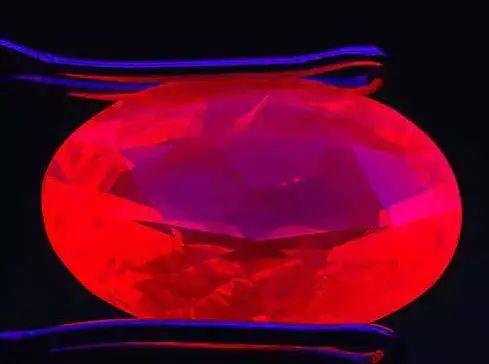 红宝石在365nm紫外线下的荧光