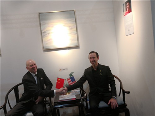 洛杉矶国际艺博会董事局主席斯科特与艺术总监Kim在韩墨展厅热烈交流