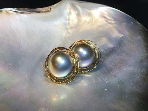 马贝珍珠(Mabepearls):主要海产于日本,由人工殖入半球形珠核,得出直径为10-20毫米的半球形珍珠,色泽呈幻彩。