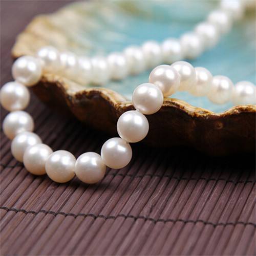 淡水珍珠(Freshwaterpearls):贝母为三角帆贝,直径仅只2-10毫米,几乎都在中国养殖。