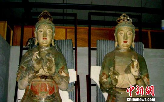 两尊流失台湾的明代彩塑菩萨造像。受访者提供