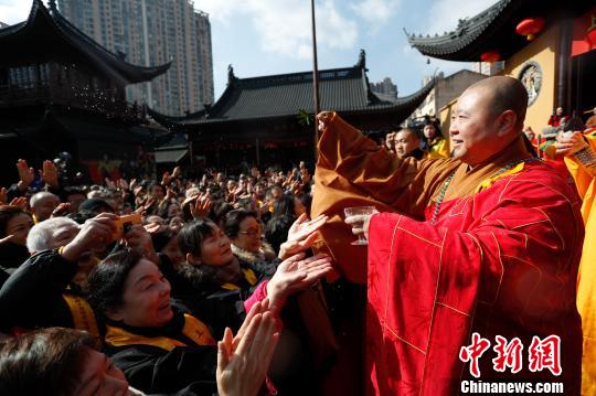 上海玉佛禅寺方丈觉醒大和尚为民众祈福。 张亨伟 摄
