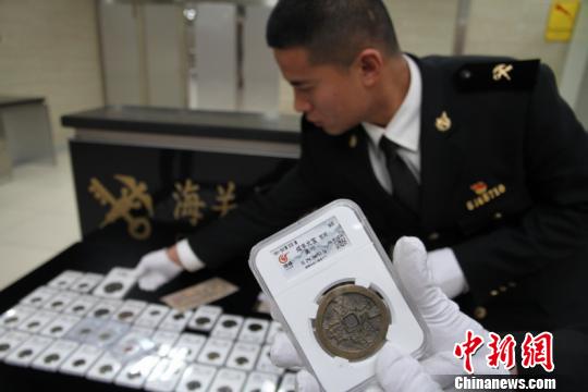 拱北海关下属的闸口海关此前从一台湾男子行李中查获了48件钱币、邮品 万学玲 摄
