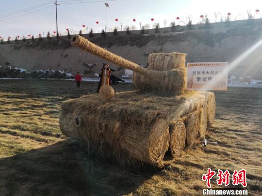 游客在参观“稻草坦克”。崔琳