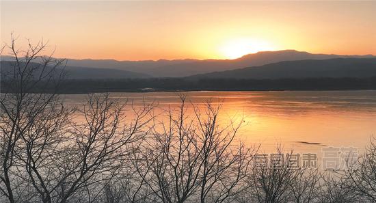 天梯山石窟周围湖光山色，风景旖旎。