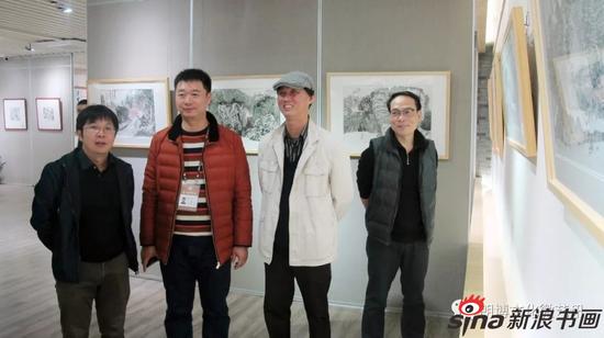 广西艺术学院教务处副处长钟涛教授参观展览