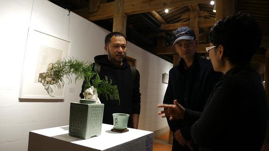 陶瓷艺术家葛昊翔和嘉宾在展览现场